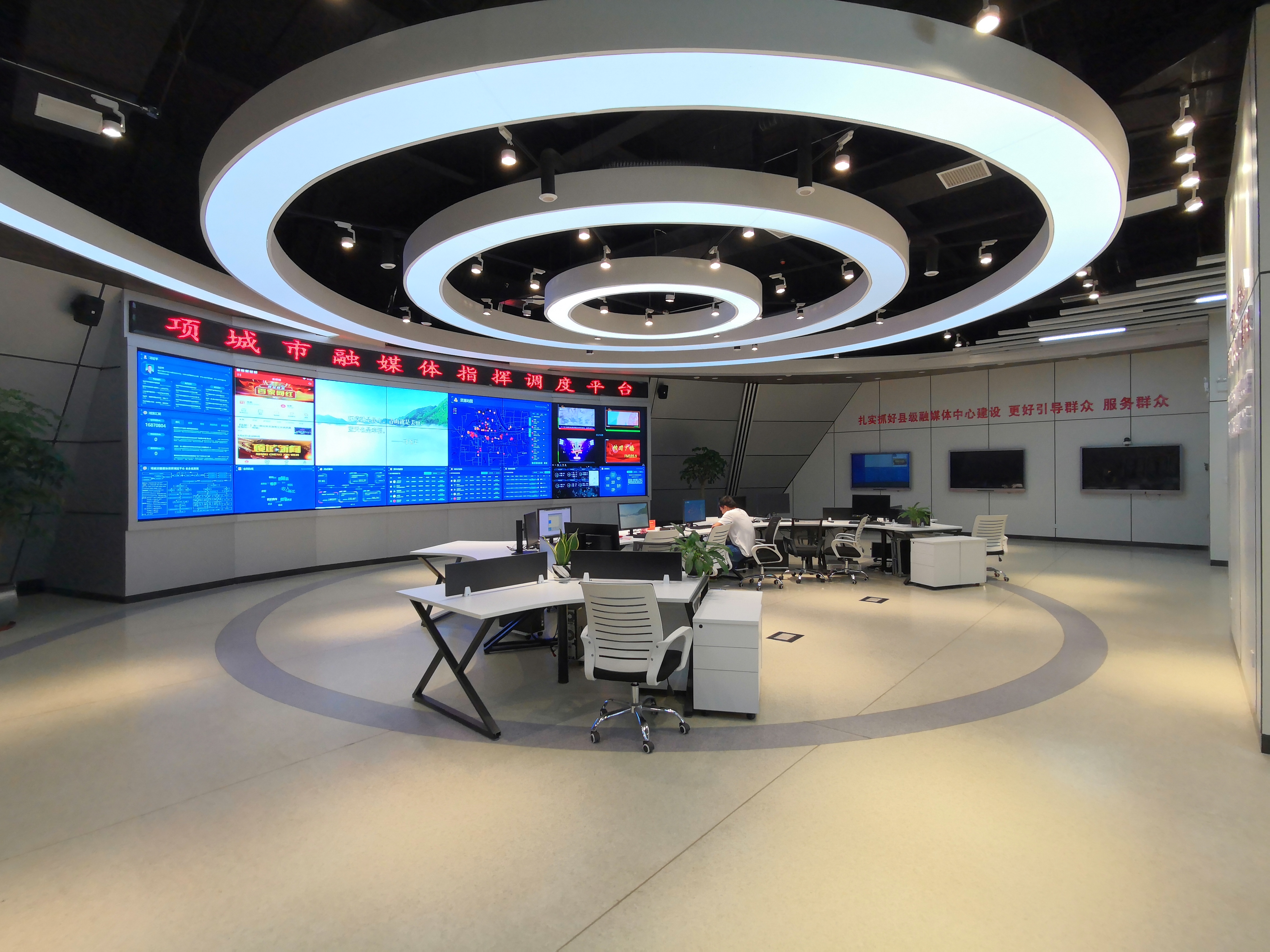项城市融媒体中心全景演播厅及指挥中心 (4).jpg